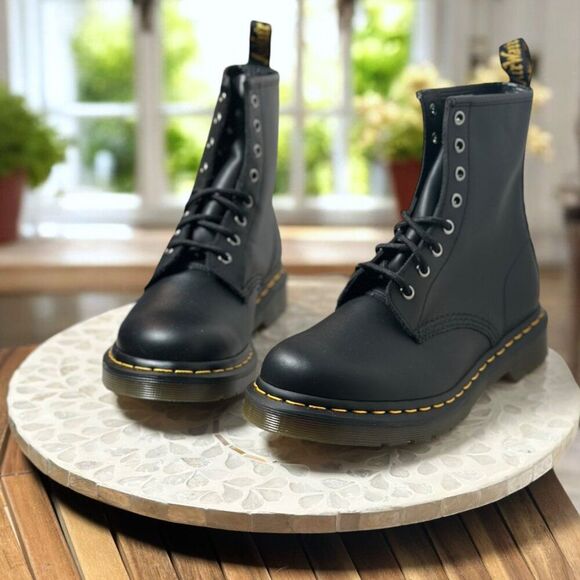 Doc Martens 1460 8-Eye Classic Smooth Leather Lace Up Boots Black Women’s Size 8 - Picture 7 of 14